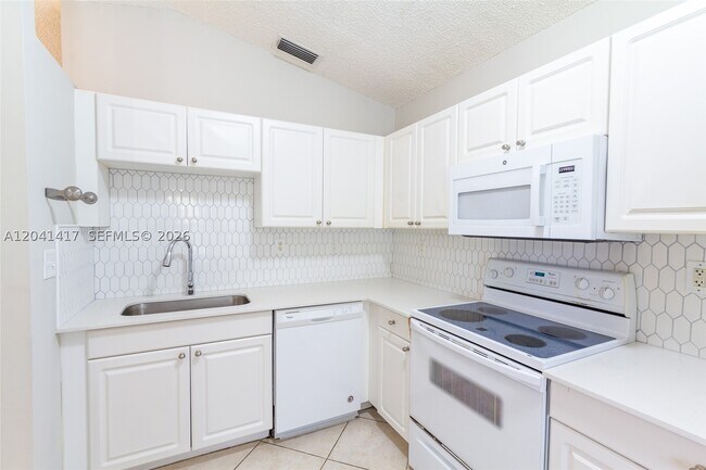 Photo - 11811 SW 8th St