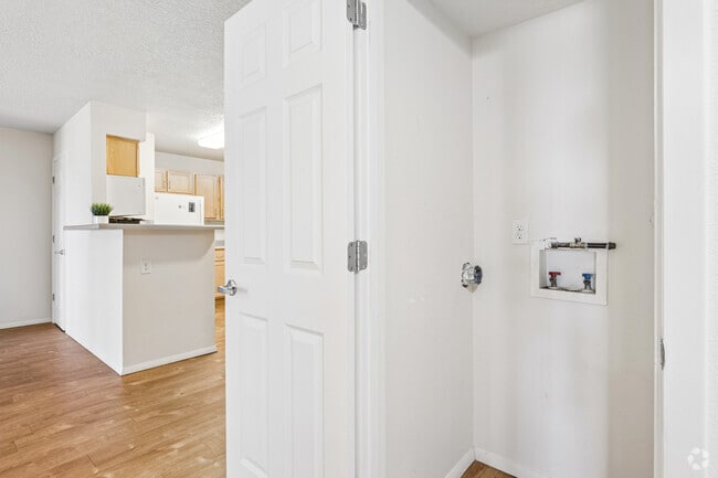 2BR, 1BA - 803SF - Laundry - Mesa Del Norte