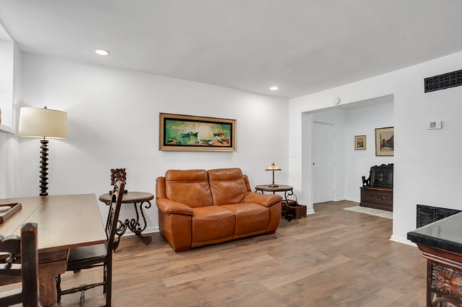 Photo - 121 W Hall St Unit APT C