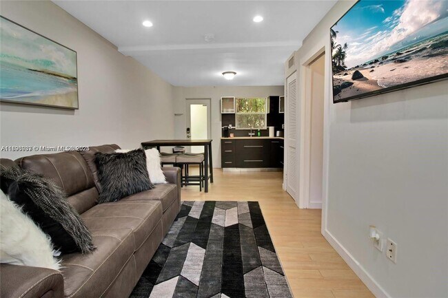 Photo - 833 W 39th St Unit 5