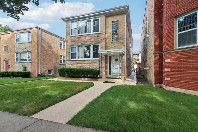 Building Photo - 8613 Trumbull Ave Unit 1