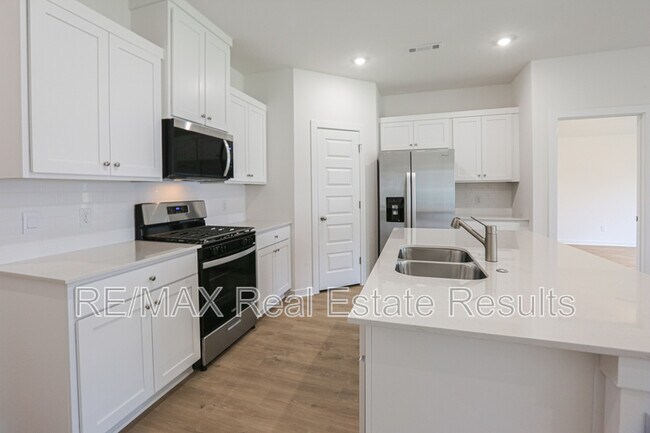 Photo - 203 Collie Ave