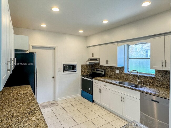 Photo - 1415 Genoa St