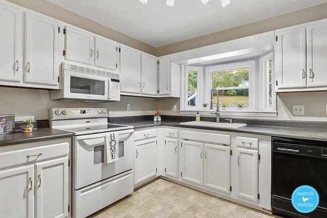 Photo - 5738-5733 3 Oaks Dr