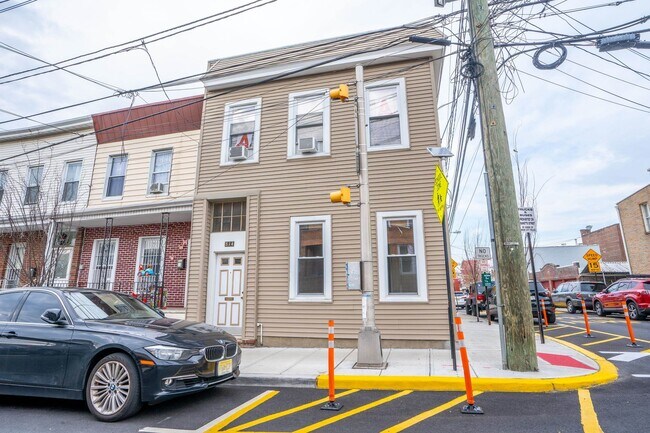 Building Photo - 814 28th St Unit 2