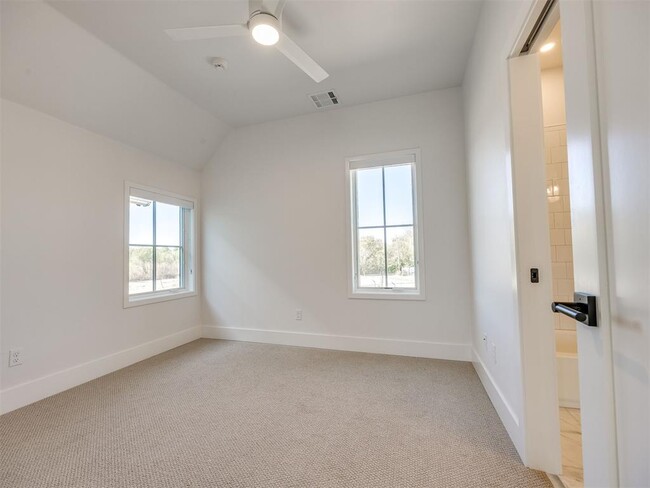 1078 Hangar Dr