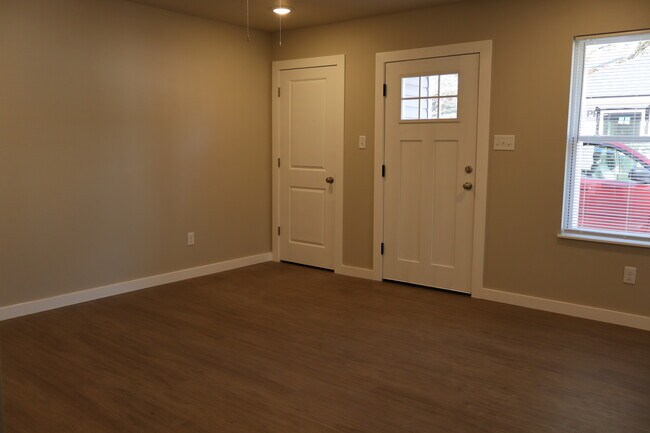 Photo - 1322 Seals St