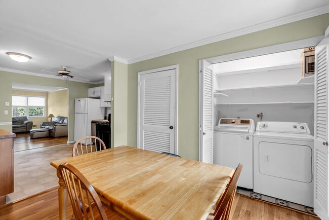 905 Dining and Washer/Dryer - 905 Curtis Ave Unit 905 Curtis Avenue