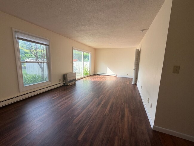 Building Photo - 2BD/1.5BA Beautiful Townhome - Right Near Oakledge Park!