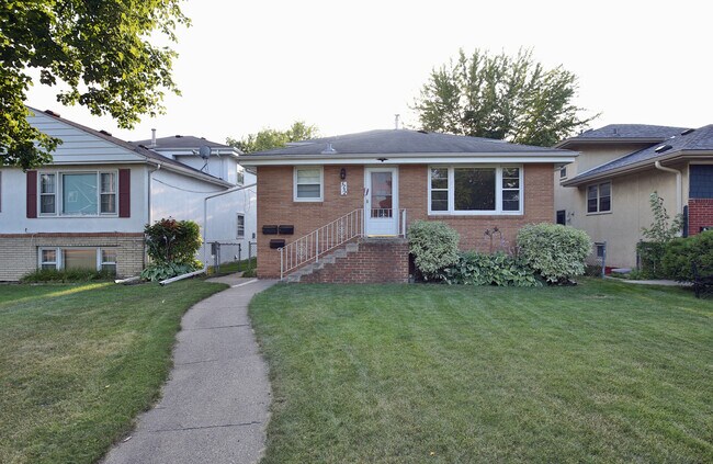 Front - 5752 Russell Ave S Unidad 2