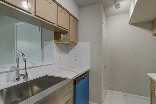 Building Photo - 3300 Pebblebrook Dr Unit 15