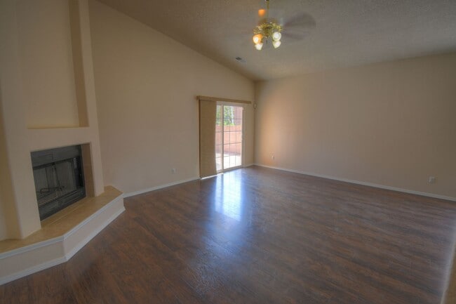Photo - 908 Tumulus Dr NW