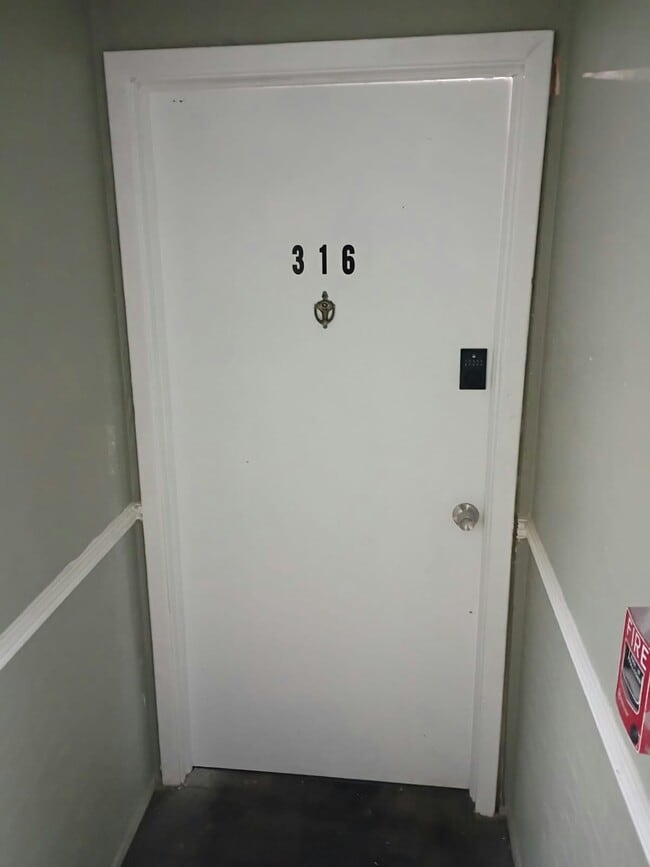 Building Photo - 13430 Euclid Ave Unit 316