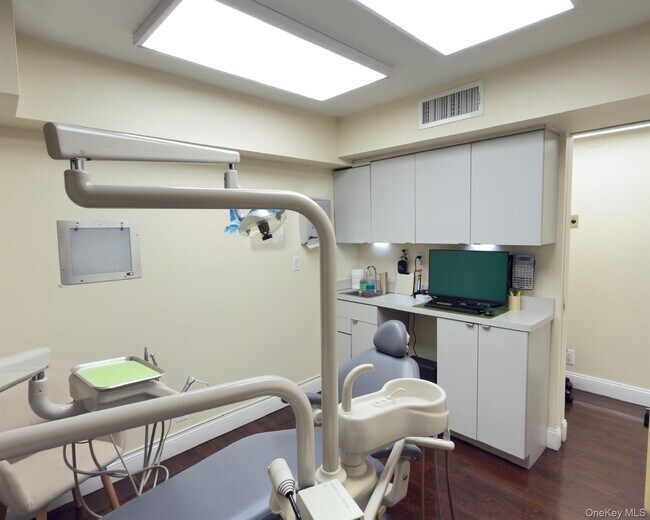 Photo - 333 E 34th St