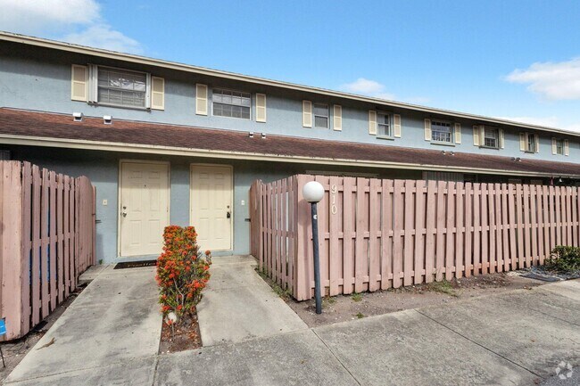 Building Photo - 910 Cypress Way E Rental