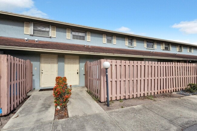 Building Photo - 910 Cypress Way E Rental