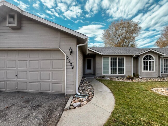 Photo - 2229 S Sumac St