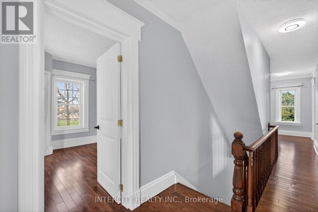 Photo - 8731 Wellington Rd 124