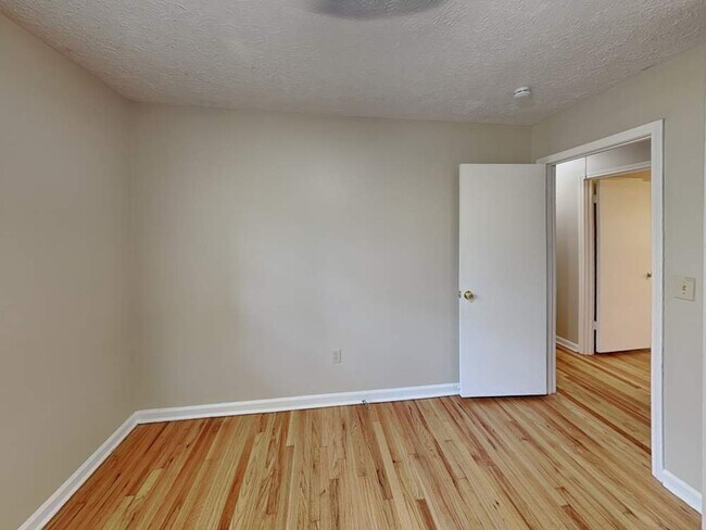 Photo - 5676 Crestwood Dr SW