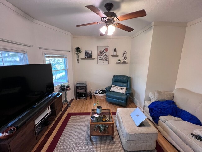 1832 W 47th St Unidad Lower