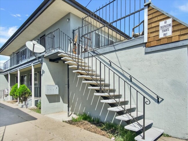 Building Photo - 2901 Octavia St Unit Apt 4