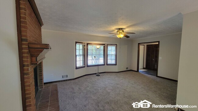Photo - 2532 Mistletoe Ln SW