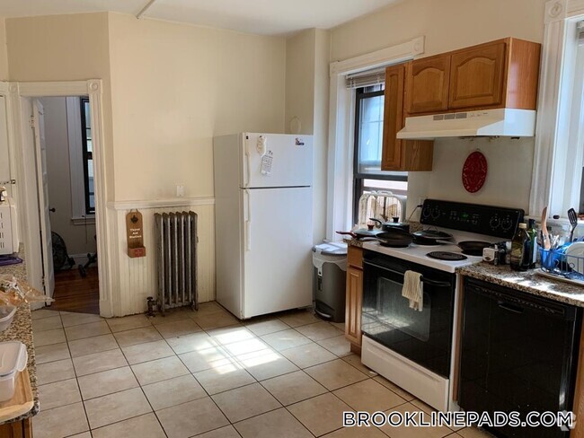 Building Photo - 1247 Beacon St Unit 3 Rental