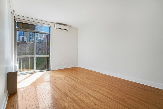 Building Photo - 184 Thompson St Rental