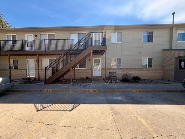 Building Photo - Bright End-Unit Condo – 2 Bed/1 Bath, Single-Level, No Stairs!