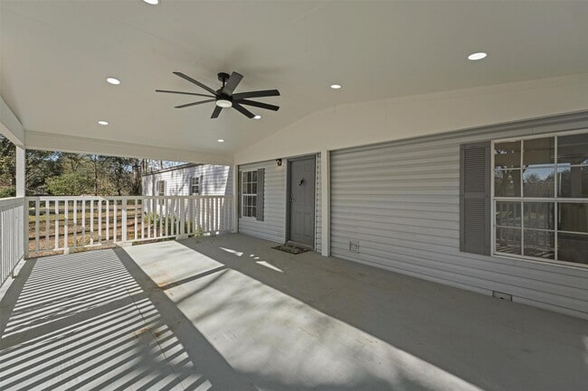 Building Photo - 23239 Lakeside Dr