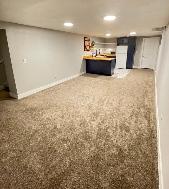 Living Room - 165 W Midway Blvd