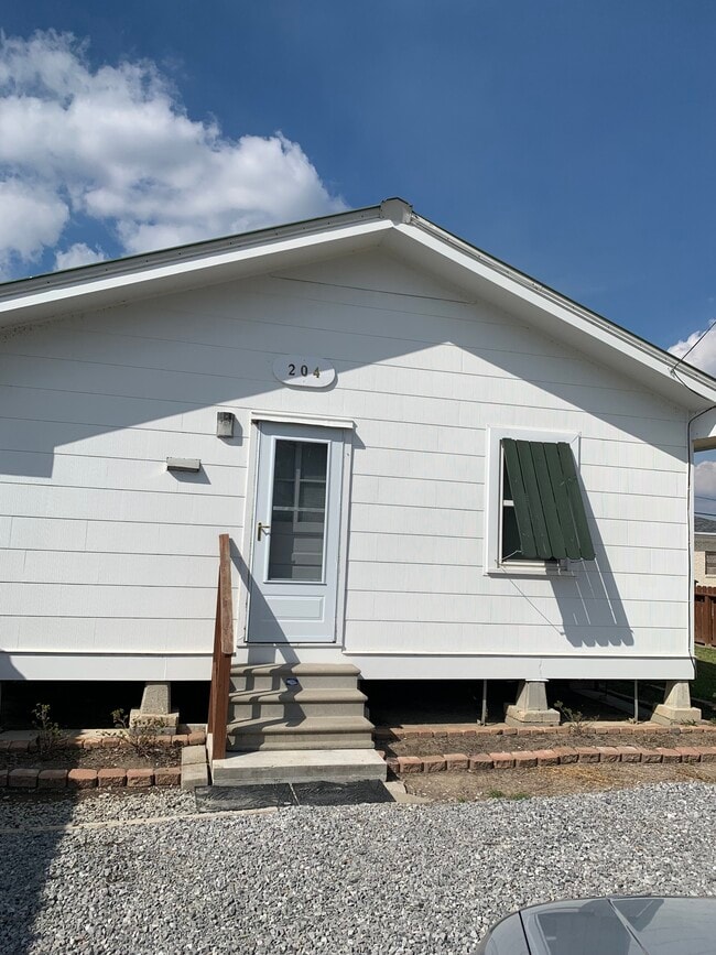 New storm door 10 2022 - 204 N Carol St House