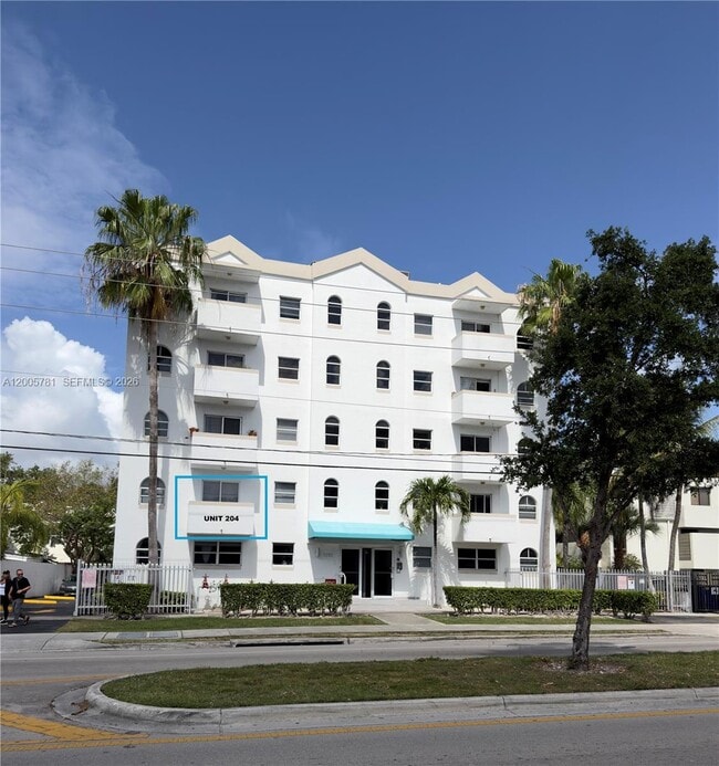 Building Photo - 3052 SW 27th Ave Unit 204