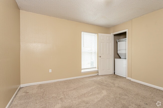 2BR, 1.5BA - 884SF