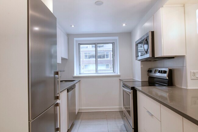 Building Photo - 3435 Rue Drummond Unit 23