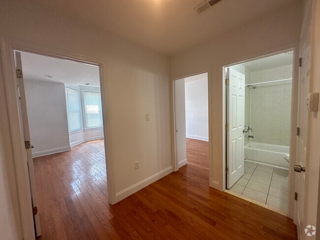 Building Photo - 1043 Spring Garden St Unit 2F Rental