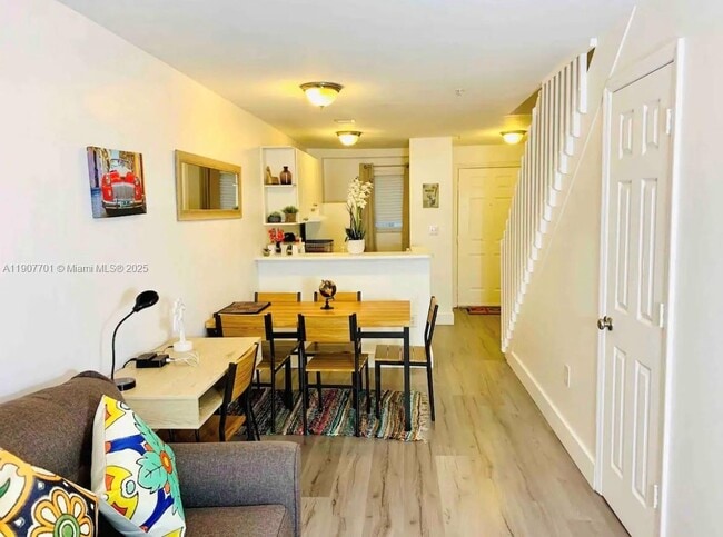 Building Photo - 821 SW 2nd St Unit 6