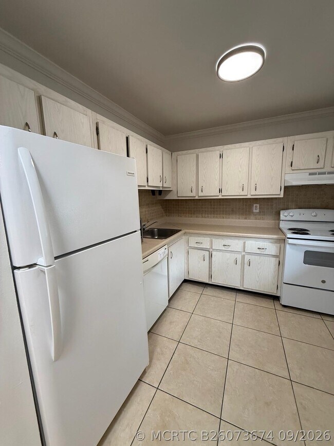 Building Photo - 7732 Camino Real Unit F417