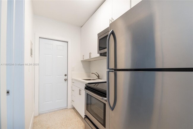 Building Photo - 1450 SW 6th St Unit 12