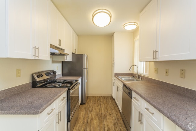 2 BR, 2 BA - 884 SF
