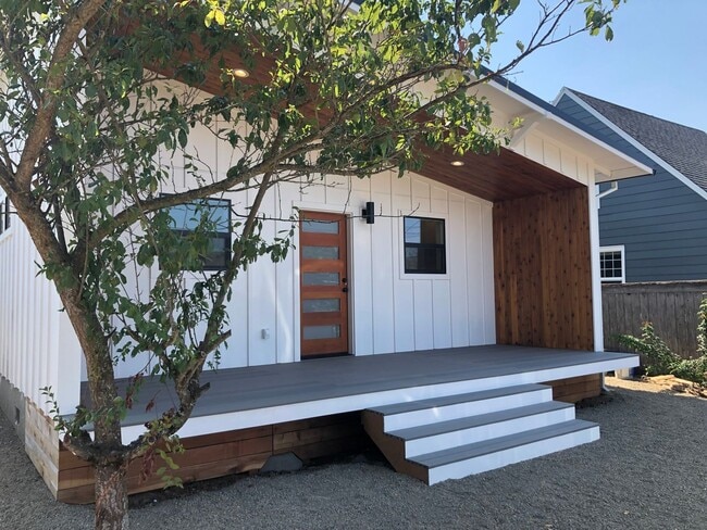 Building Photo - 4563 NE 47th Ave Unit 2