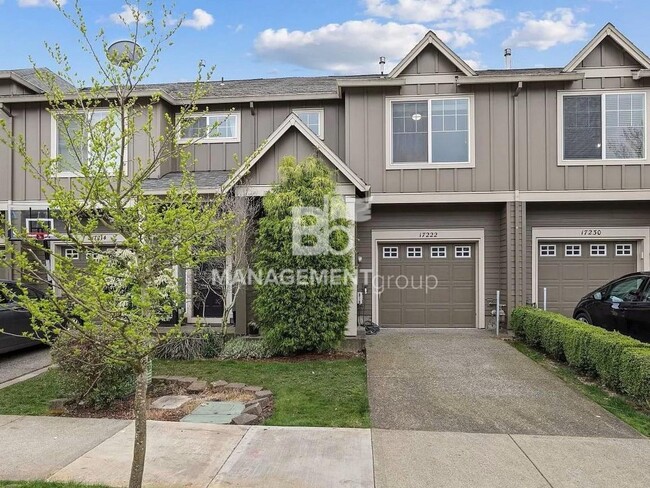 Building Photo - Updated Beaverton Townhome Close to Nike! Private Yard/Patio