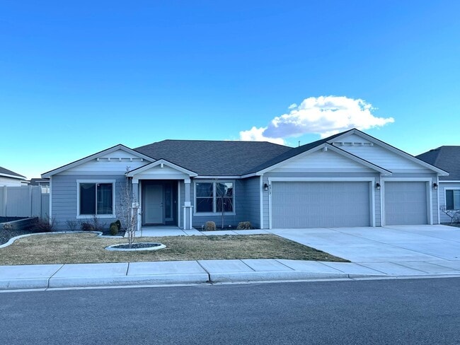 Building Photo - Beautiful Four Bedroom, Two Bath Home!
