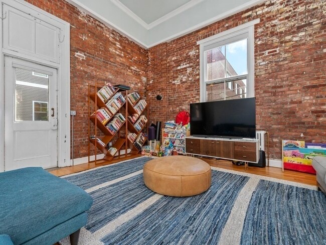 Building Photo - 35 Saratoga St Unit 2 Rental