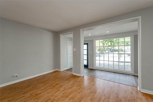 Photo - 807 W 12th St