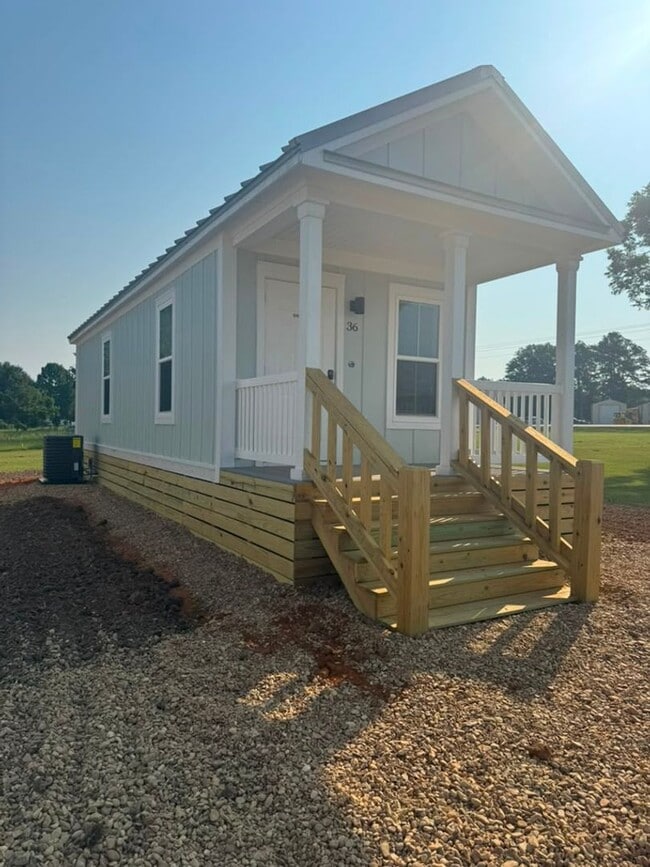 Building Photo - Cozy Cottage Living – Water Included!