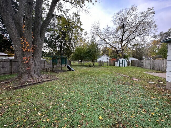 Photo - 862 E 4th St