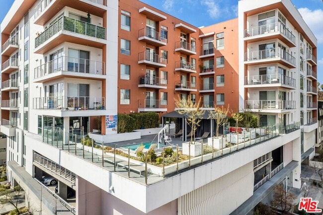 Building Photo - 453 S Kenmore Ave Unit 403