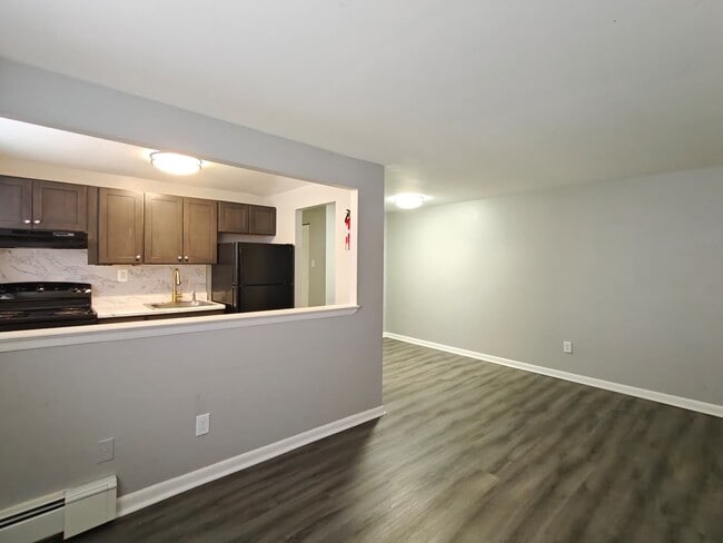 Building Photo - 308 Main St Unit C11