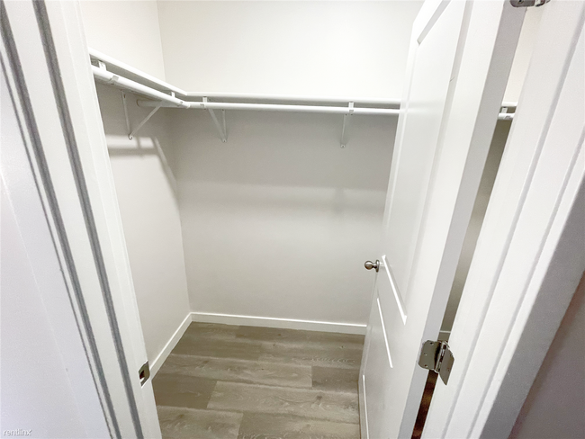 Photo - Studio, 1 bath 4plex - 2321-2327 Prospect ...